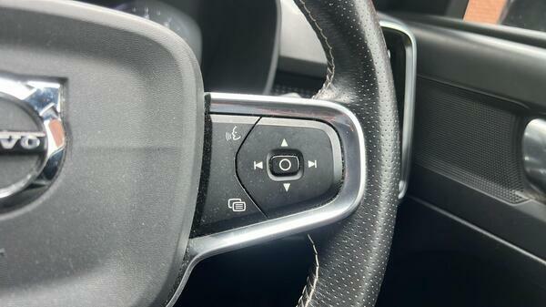 Volvo XC40 T3 R-design Black #20