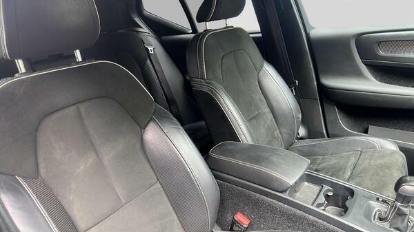 Volvo XC40 T3 R-design Black #17