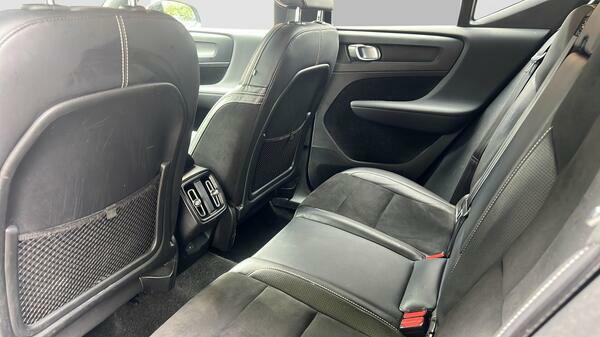 Volvo XC40 T3 R-design Black #34