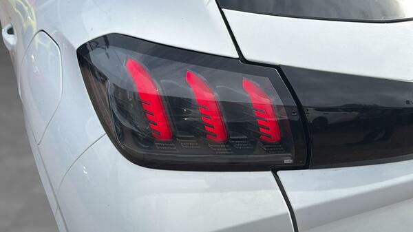 Peugeot 208 1.2 Puretech Allure Hatchback Eu MM70ZHY #5