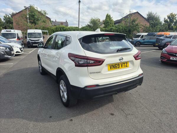Nissan Qashqai 1.3 Dig-t N-connecta Hatchback Red #2
