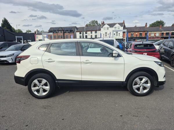 Nissan Qashqai 1.3 Dig-t N-connecta Hatchback Red #3