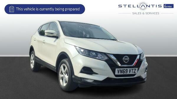 Nissan Qashqai 1.3 Dig-t N-connecta Hatchback Red #1