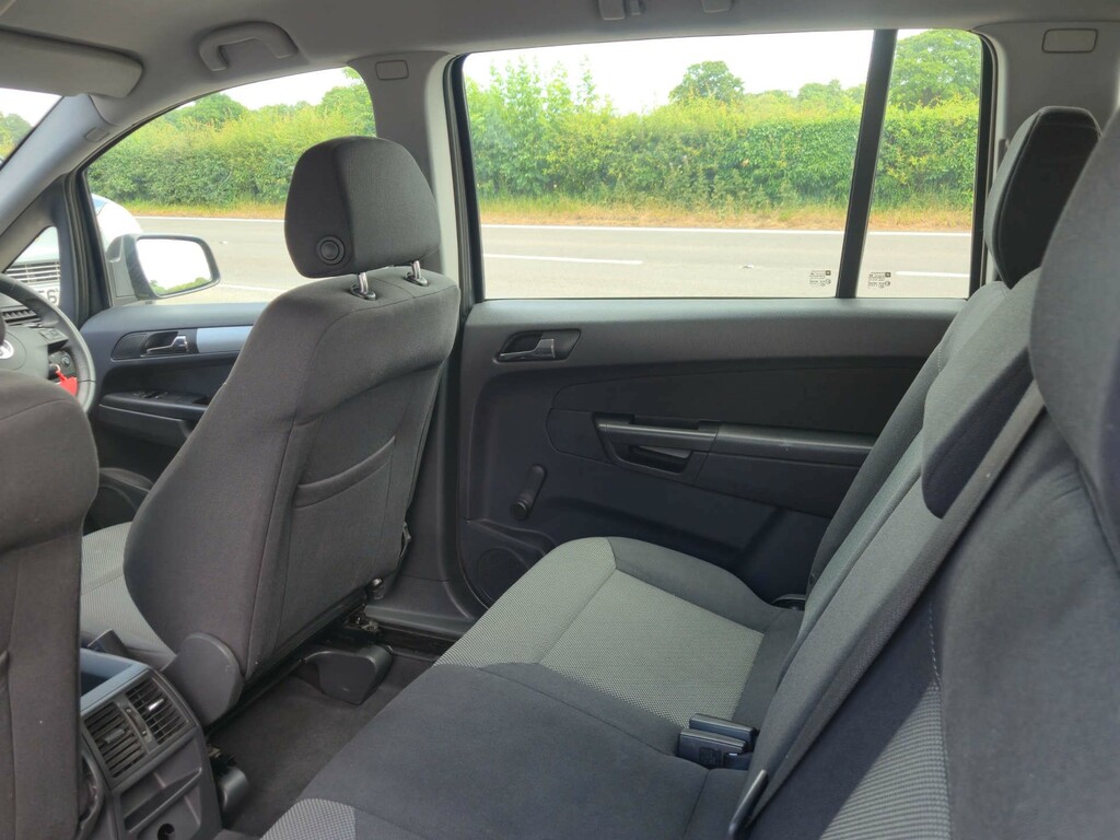 Vauxhall Zafira 16V Exclusiv Euro 5 Red #26