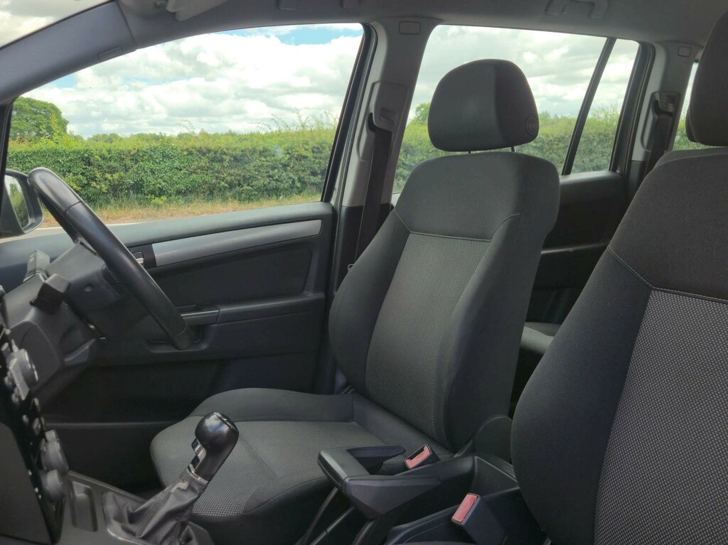 Vauxhall Zafira 16V Exclusiv Euro 5 Red #31