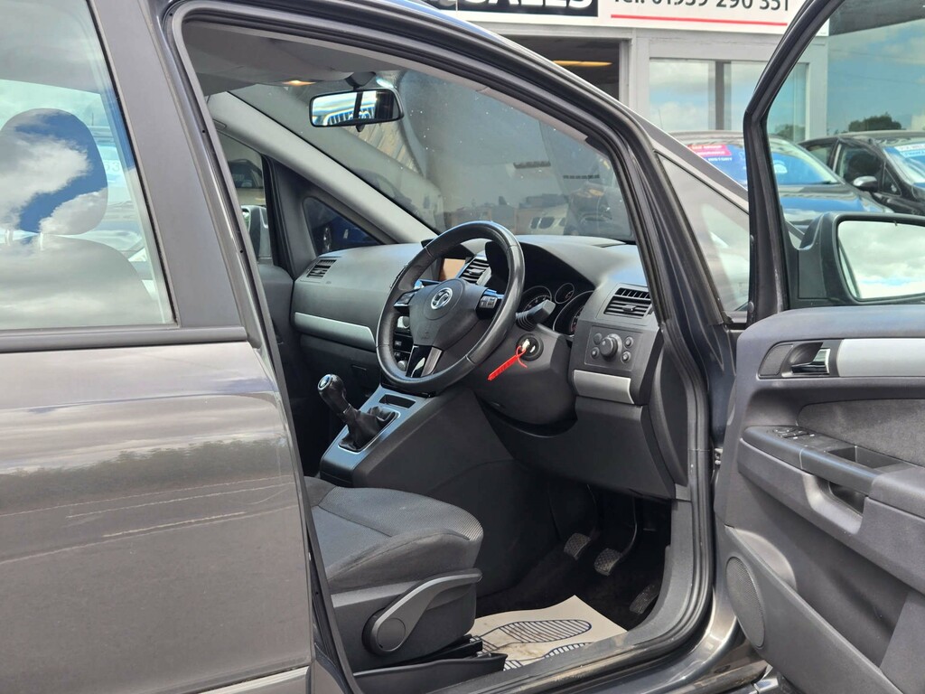 Vauxhall Zafira 16V Exclusiv Euro 5 Red #16