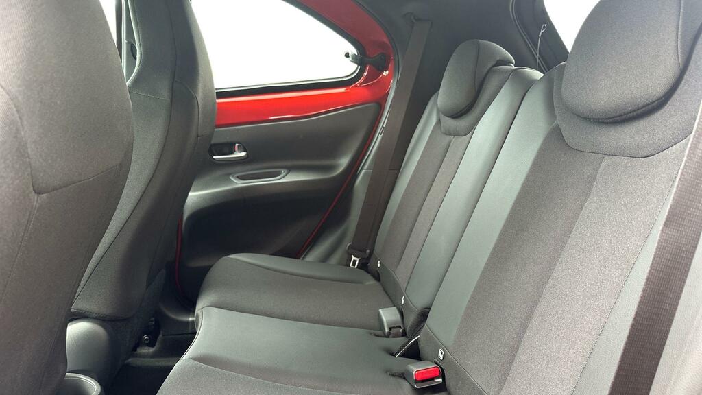 Toyota Aygo X 1.0 Vvt-i Exclusive Red #4