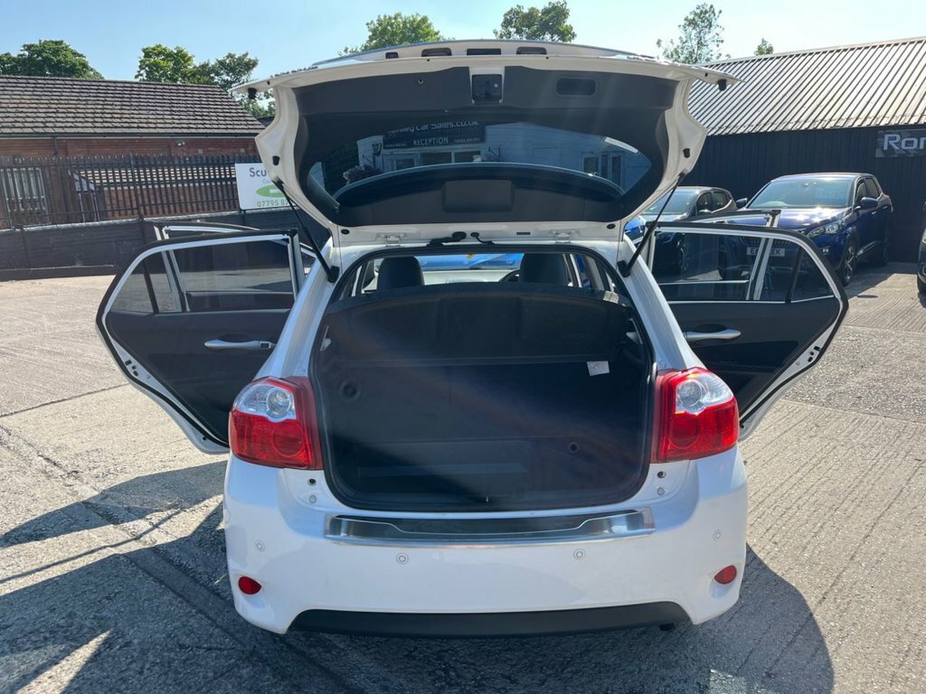 Toyota Auris Hatchback White #39
