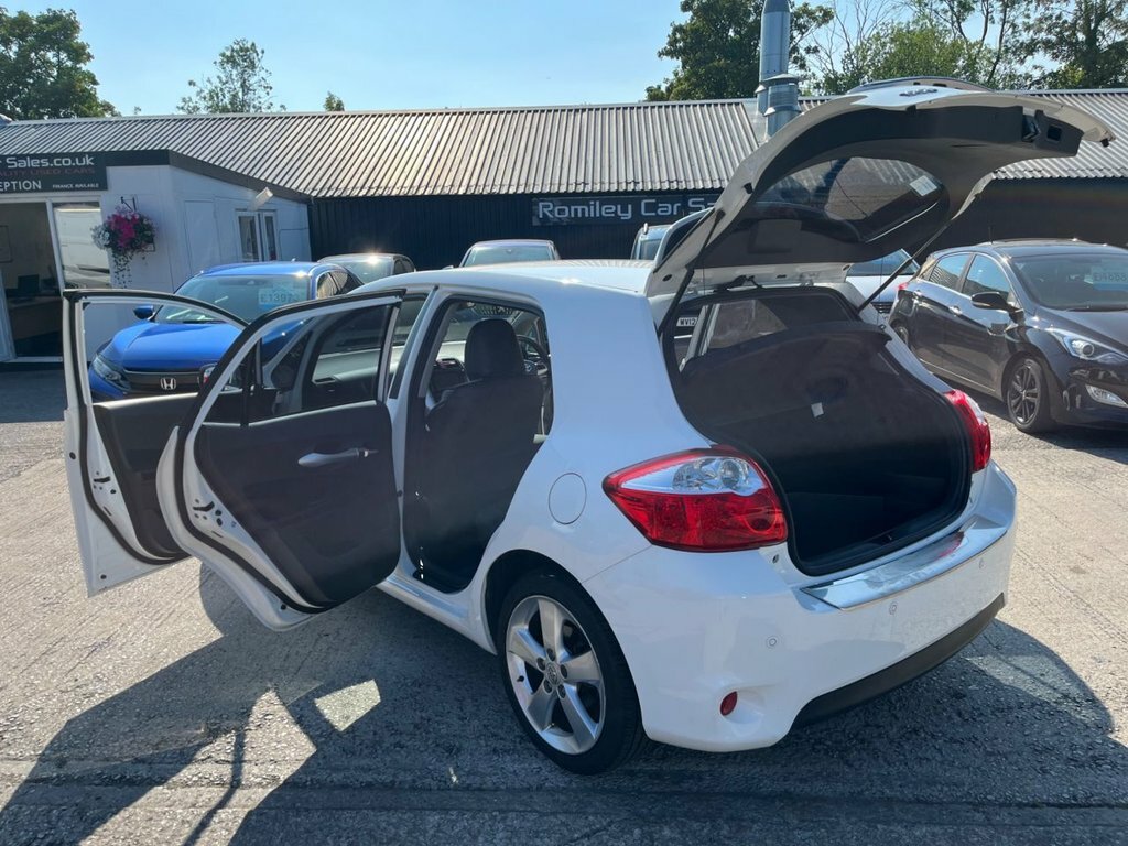 Toyota Auris Hatchback White #38