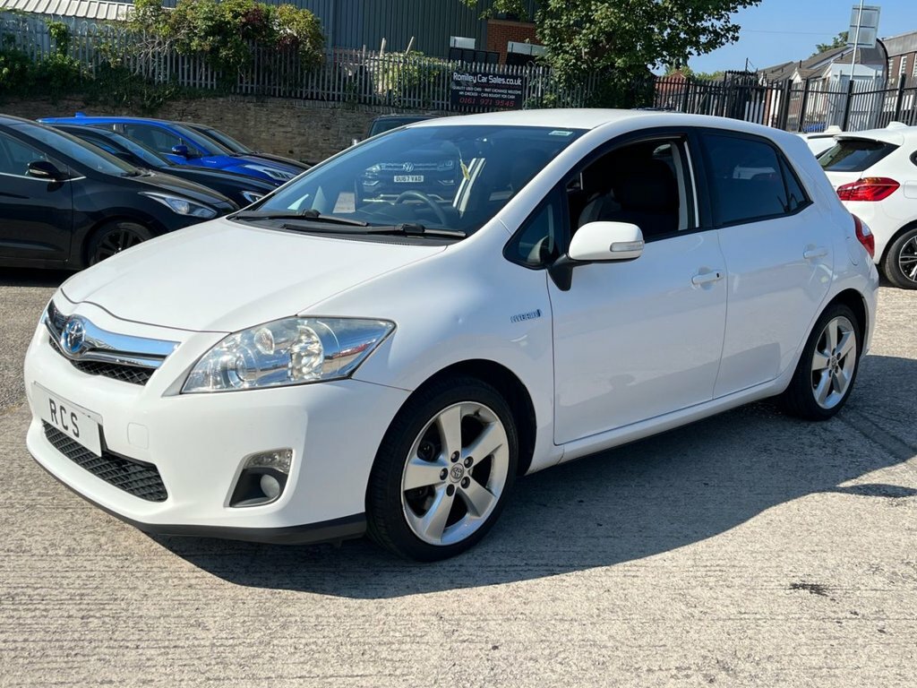 Toyota Auris 1.8L T Spirit White #6