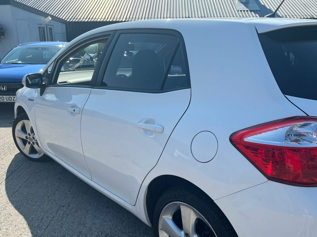 Toyota Auris 1.8L T Spirit White #2