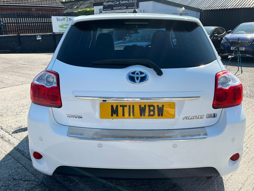Toyota Auris Hatchback White #9