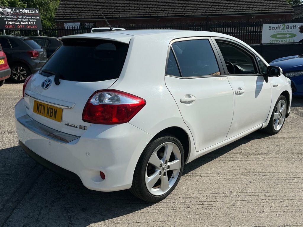 Toyota Auris Hatchback White #10
