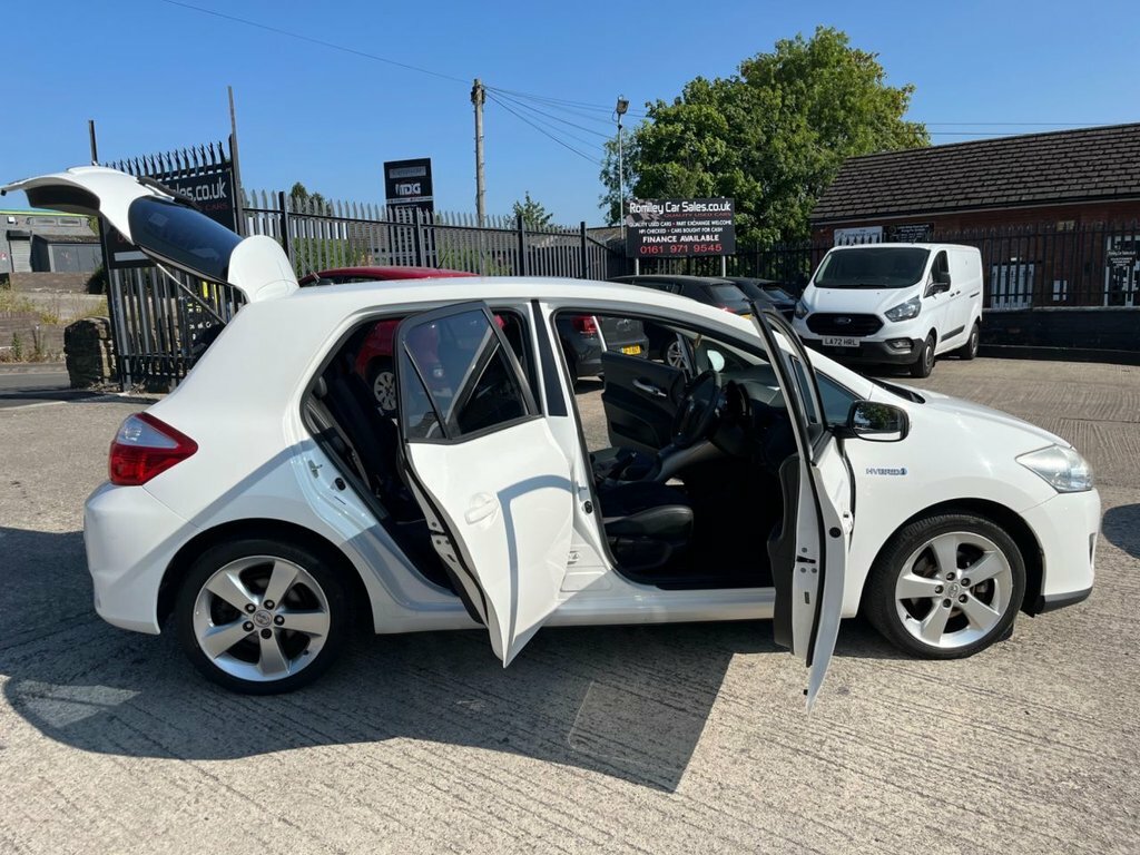 Toyota Auris Hatchback White #41