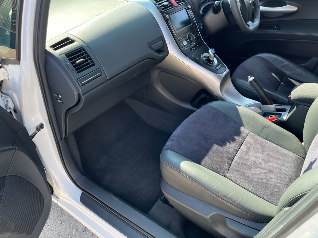 Toyota Auris Hatchback White #18