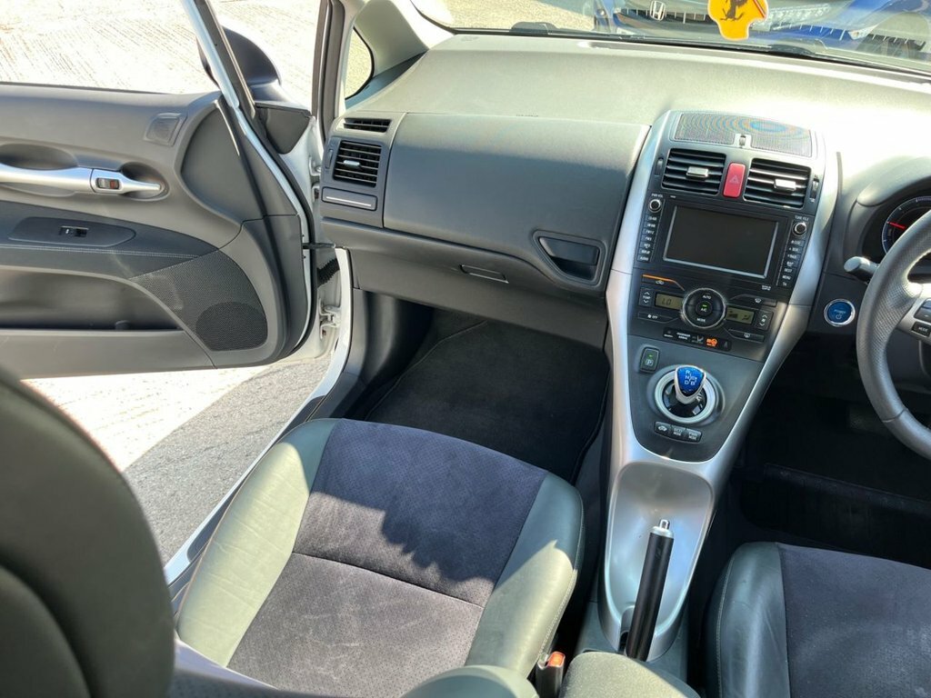 Toyota Auris Hatchback White #14