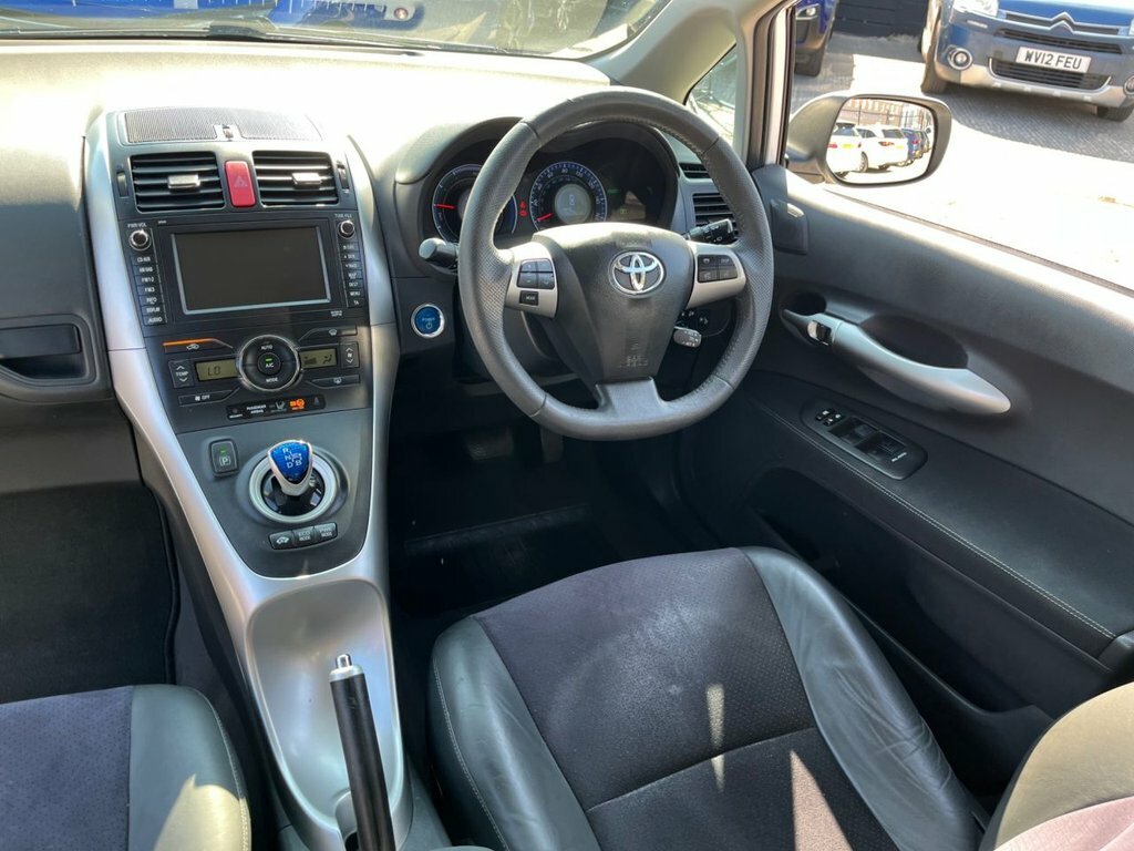 Toyota Auris Hatchback White #16