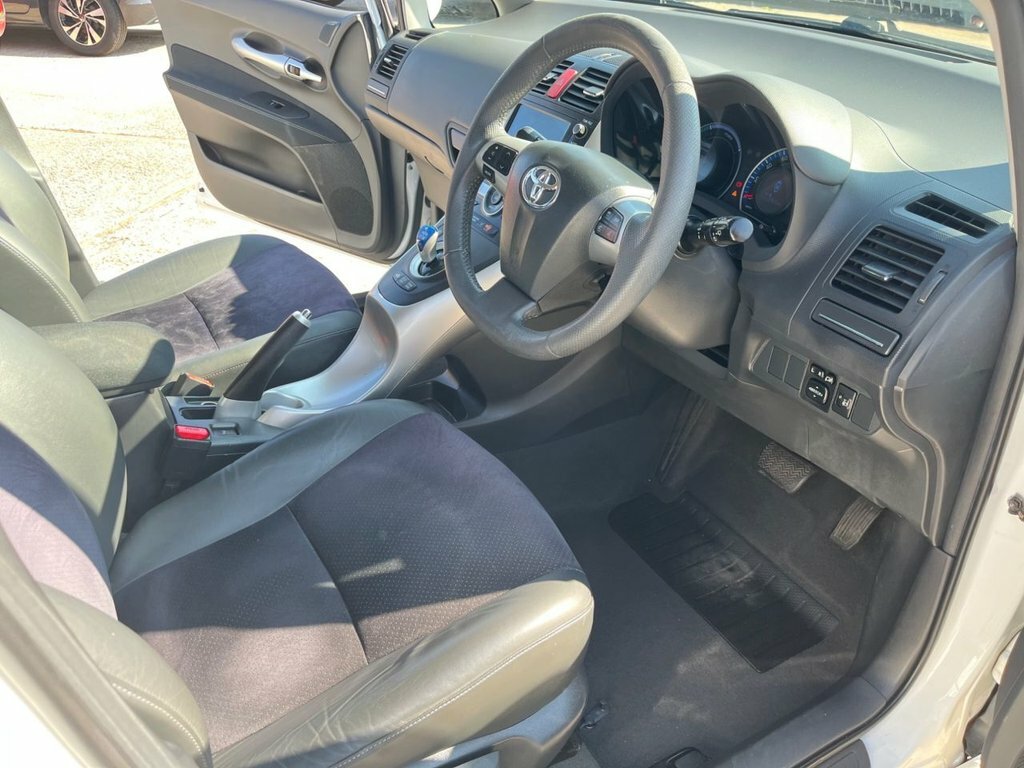 Toyota Auris Hatchback White #13