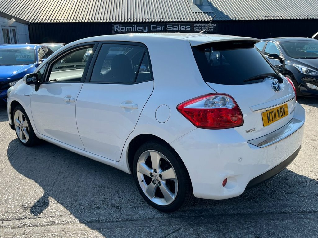 Toyota Auris Hatchback White #8