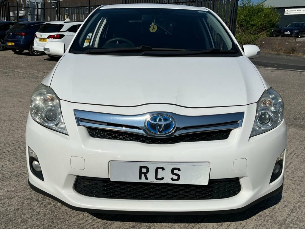 Toyota Auris 1.8L T Spirit White #5