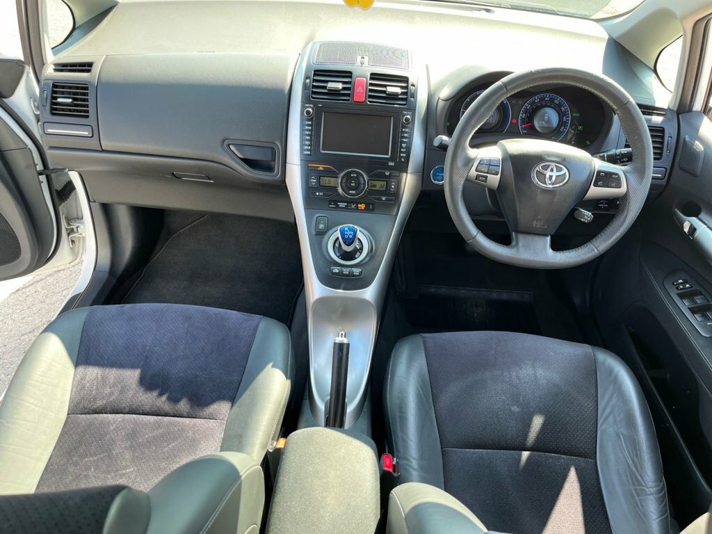 Toyota Auris Hatchback White #15