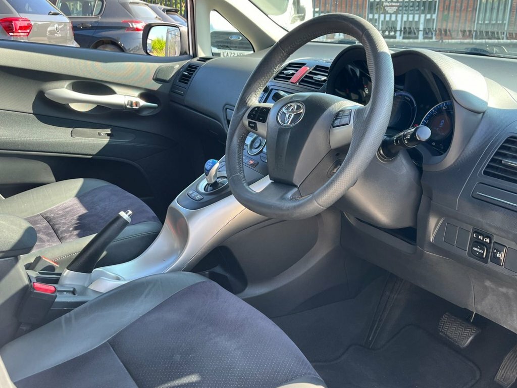 Toyota Auris 1.8L T Spirit White #3