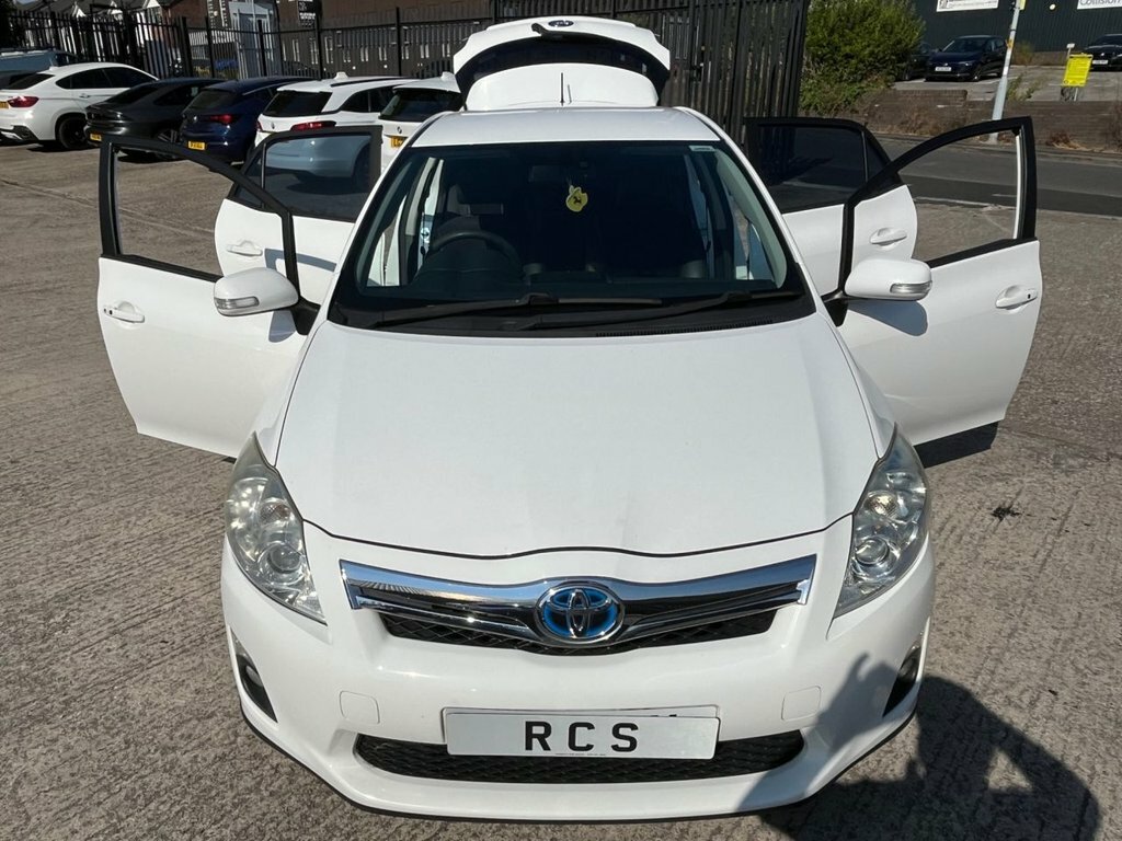 Toyota Auris Hatchback White #35
