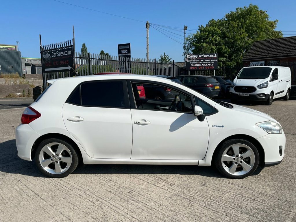 Toyota Auris Hatchback White #11