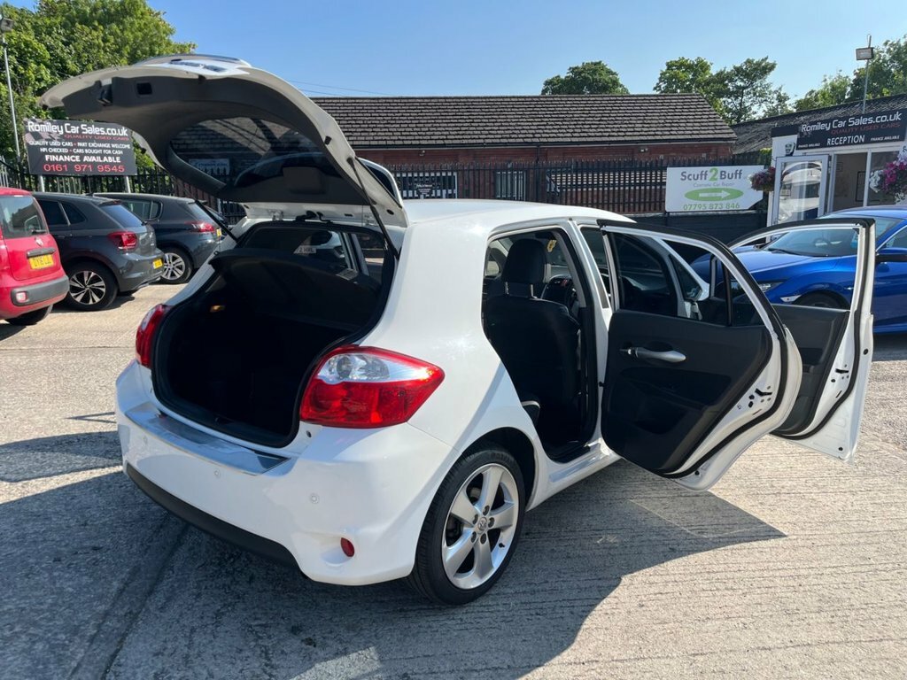 Toyota Auris Hatchback White #40
