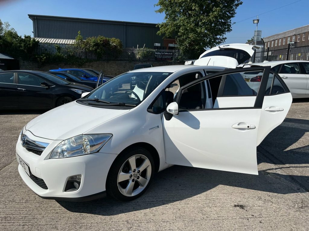 Toyota Auris Hatchback White #36
