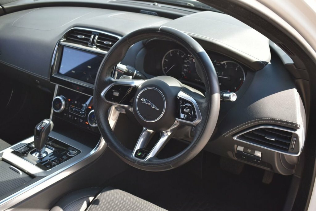 Jaguar XE 2.0I R-dynamic Black Saloon Euro 6 Black #15