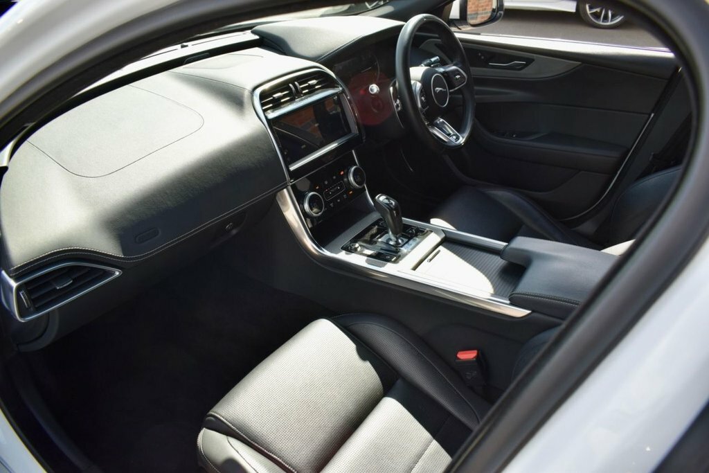 Jaguar XE 2.0I R-dynamic Black Saloon Euro 6 Black #32