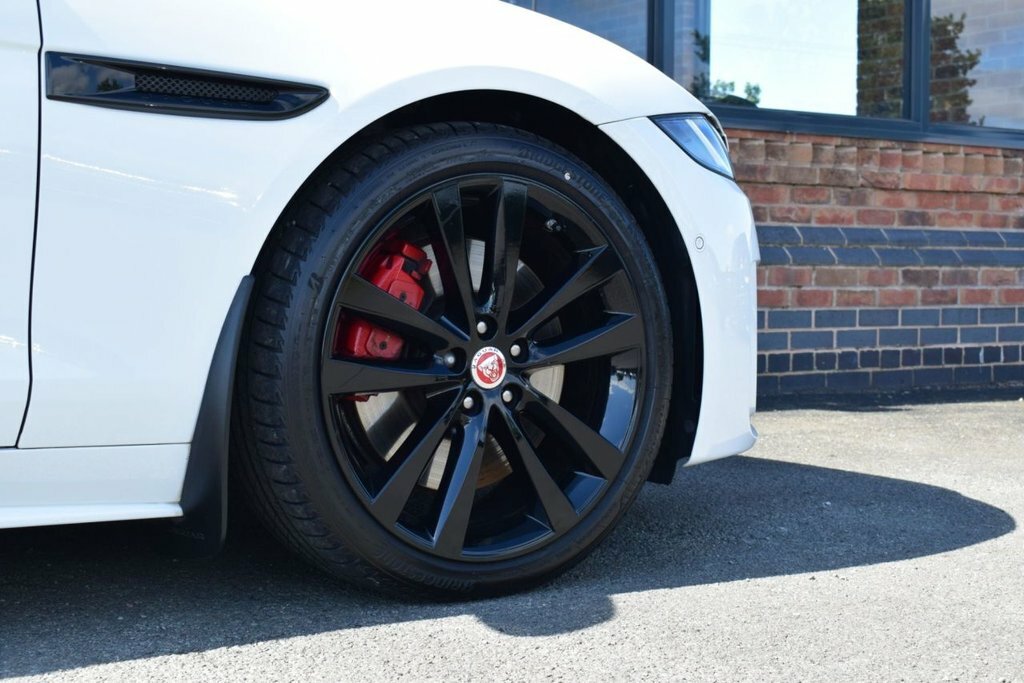 Jaguar XE 2.0I R-dynamic Black Saloon Euro 6 Black #46