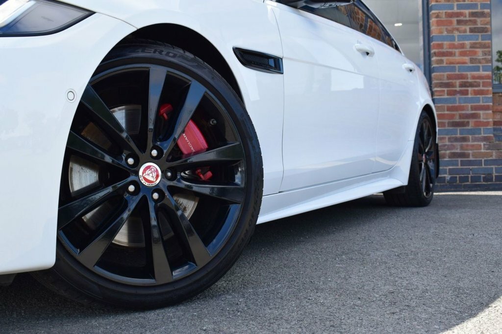 Jaguar XE 2.0I R-dynamic Black Saloon Euro 6 Black #36