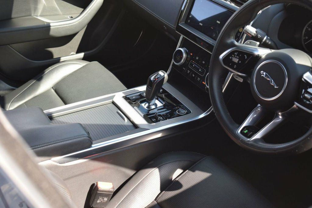 Jaguar XE 2.0I R-dynamic Black Saloon Euro 6 Black #7