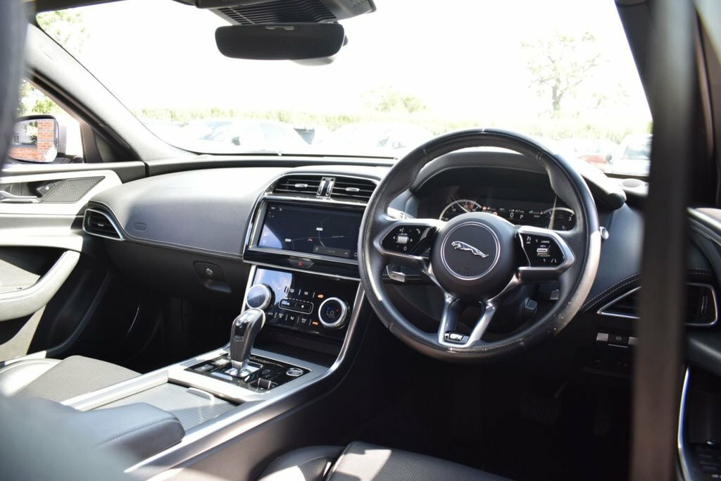 Jaguar XE 2.0I R-dynamic Black Saloon Euro 6 Black #20