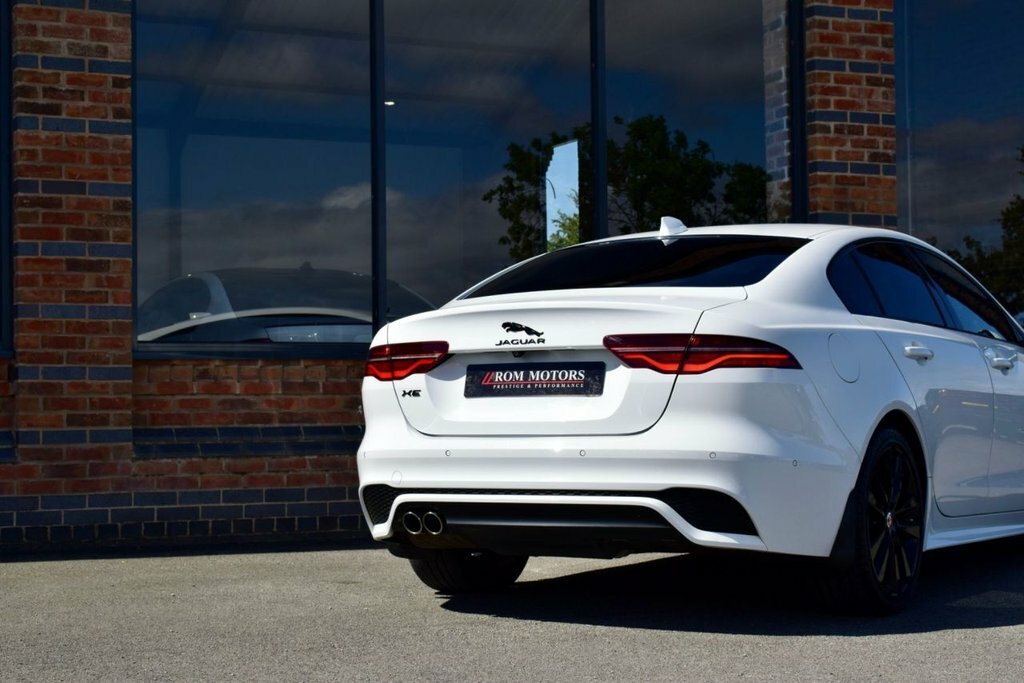 Jaguar XE 2.0I R-dynamic Black Saloon Euro 6 Black #42