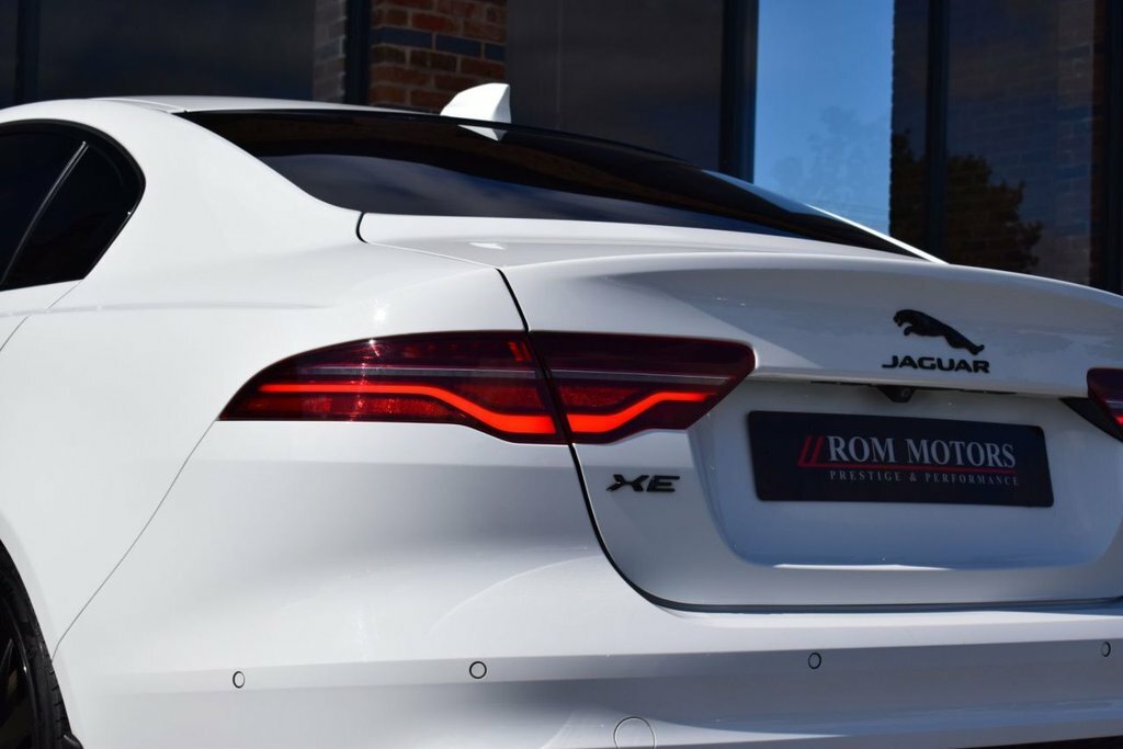 Jaguar XE 2.0I R-dynamic Black Saloon Euro 6 Black #47