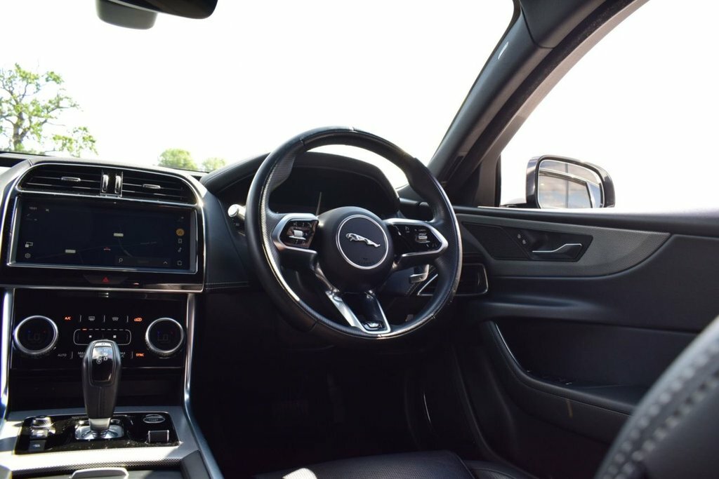 Jaguar XE 2.0I R-dynamic Black Saloon Euro 6 Black #25