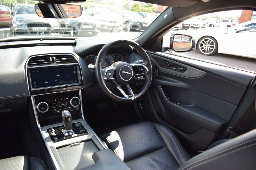 Jaguar XE 2.0I R-dynamic Black Saloon Euro 6 Black #29