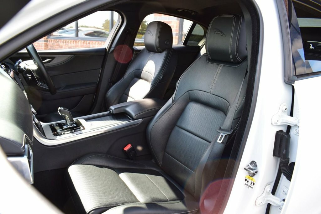Jaguar XE 2.0I R-dynamic Black Saloon Euro 6 Black #31