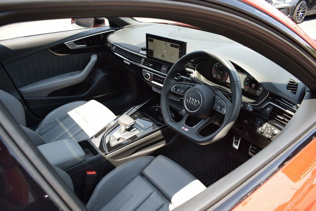 Audi A4 Avant 2L Black Edition Red #3