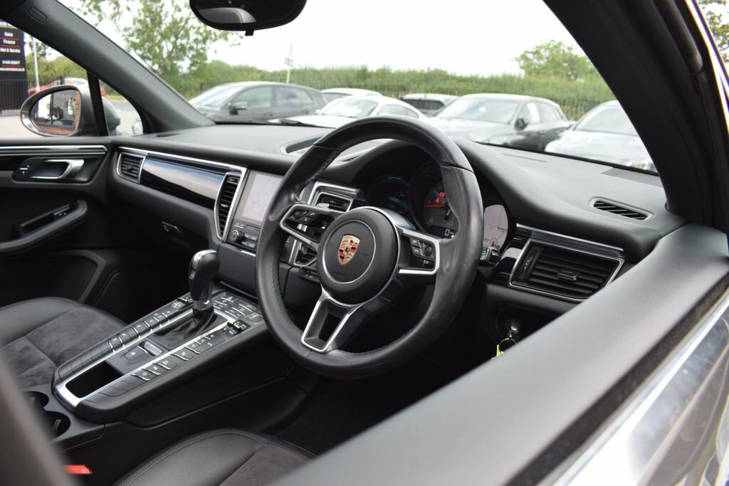 Porsche Macan Black #11