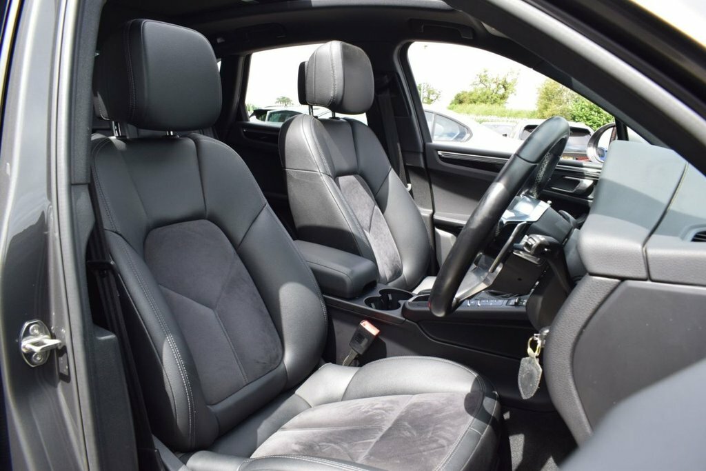 Porsche Macan Black #12