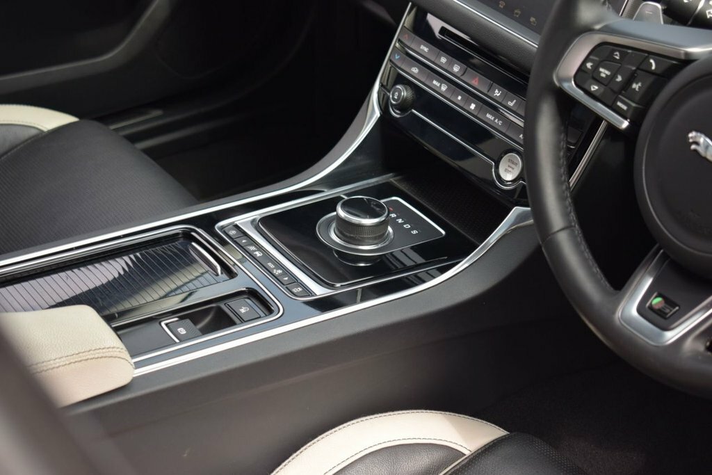 Jaguar XF D Prestige Black #7