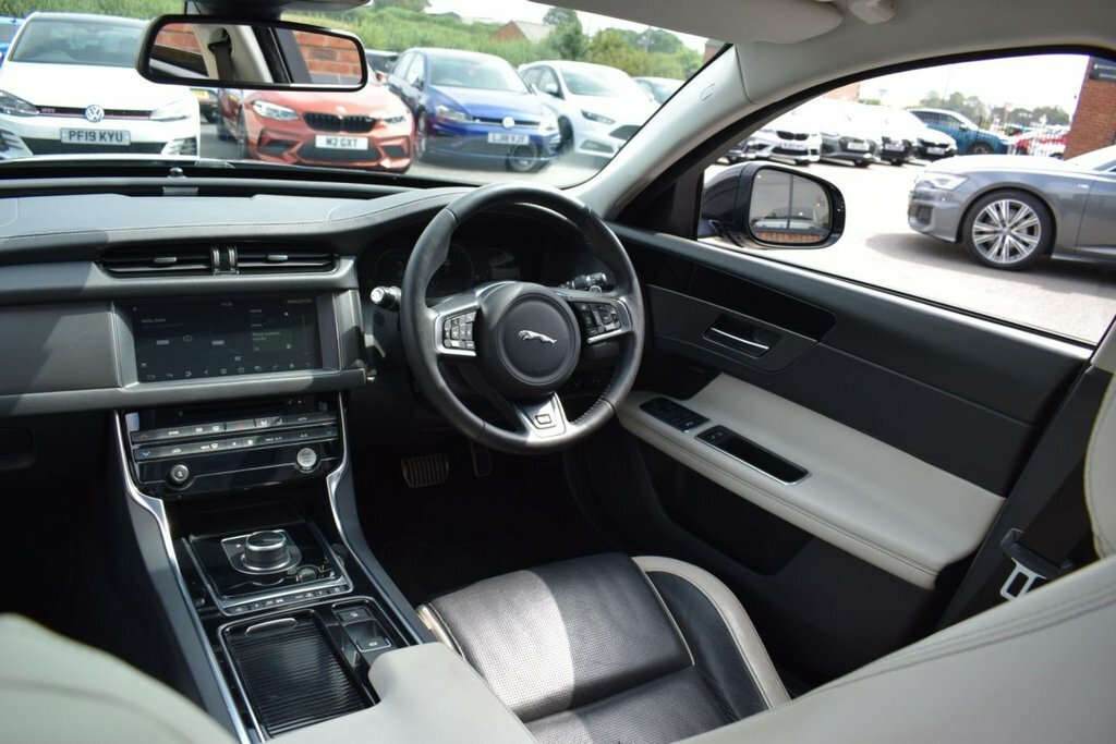 Jaguar XF D Prestige Black #28
