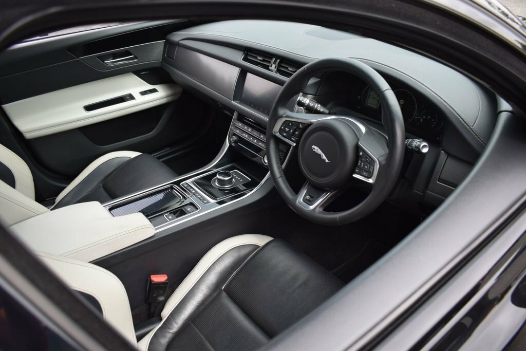 Jaguar XF 3L S Black #3