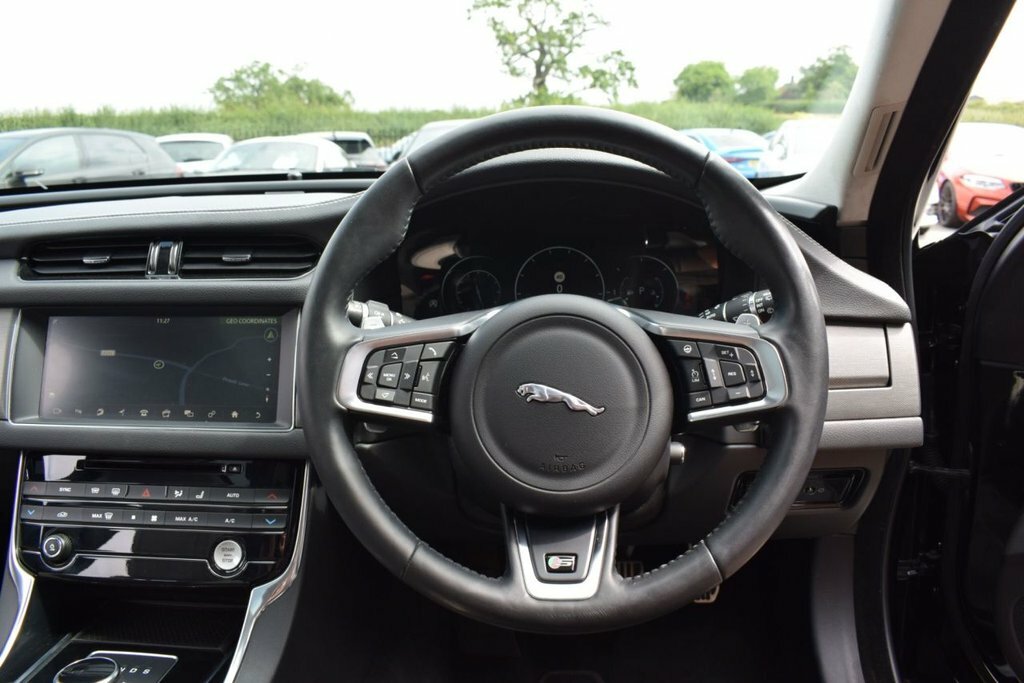 Jaguar XF D Prestige Black #10