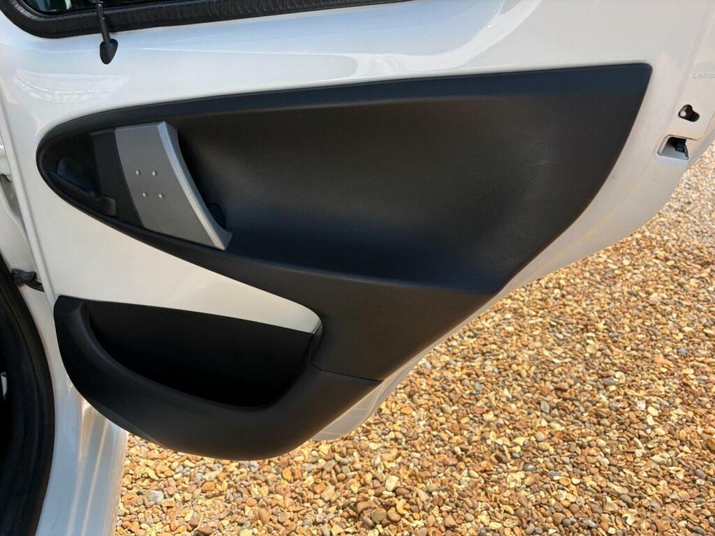 Toyota Aygo Vvt-i Go 67 White #29