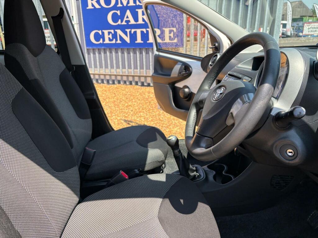 Toyota Aygo Vvt-i Go 67 White #21